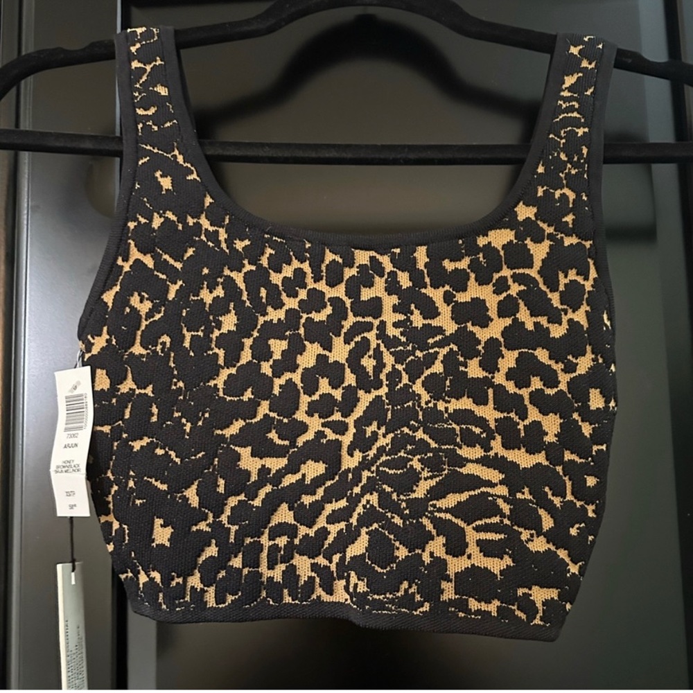 NWT - Aritzia Babaton Arjun Crop Sculpt
Knit Tank - Leopard XS